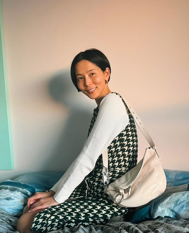 김나영 겨울 패션: 여자 버버리 가방으로 완성하는 세련미