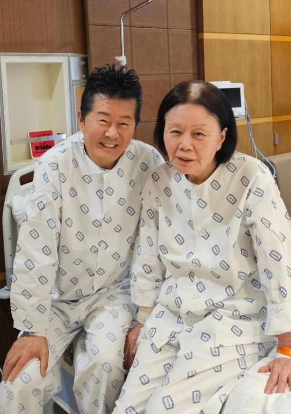 태진아 <b>치매</b> 투병 아내 <b>옥경이</b> <b>근황</b> 병원 옷 같이 입고 찰칵