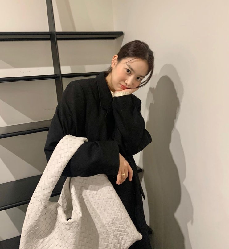  유행에 민감하지 않아 사랑스런 명품 브랜드 보테가 베네타의 빅 숄더백 가방 추천 w. 장희령