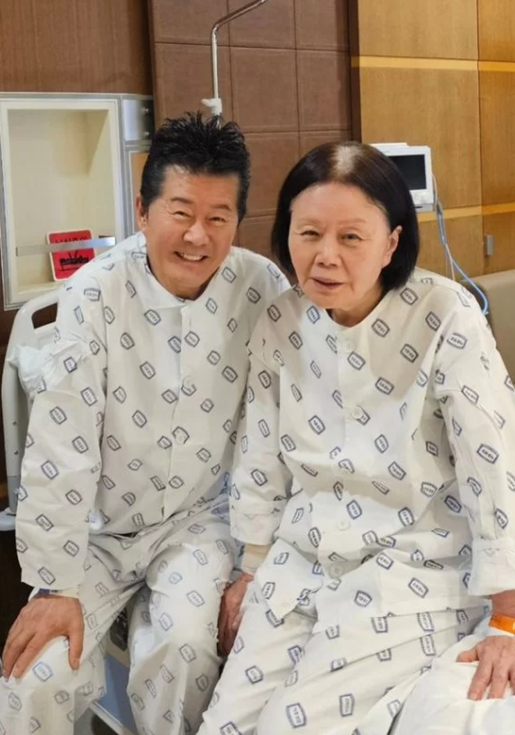 가수 태진아, '<b>치매</b> 투병' 아내 <b>옥경이</b> <b>근황</b>, "병원 옷 같이 입고... 