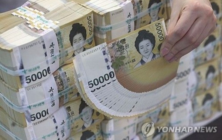 <실시간 핫이슈> 5만원권 귀퉁이 잘라 신권 교환·조각 이어 또 위조...징역 3년 <실시간 핫이슈> 5만원권 귀퉁이 잘라 신권 교환·조각 이어 또 위조...징역 3년
