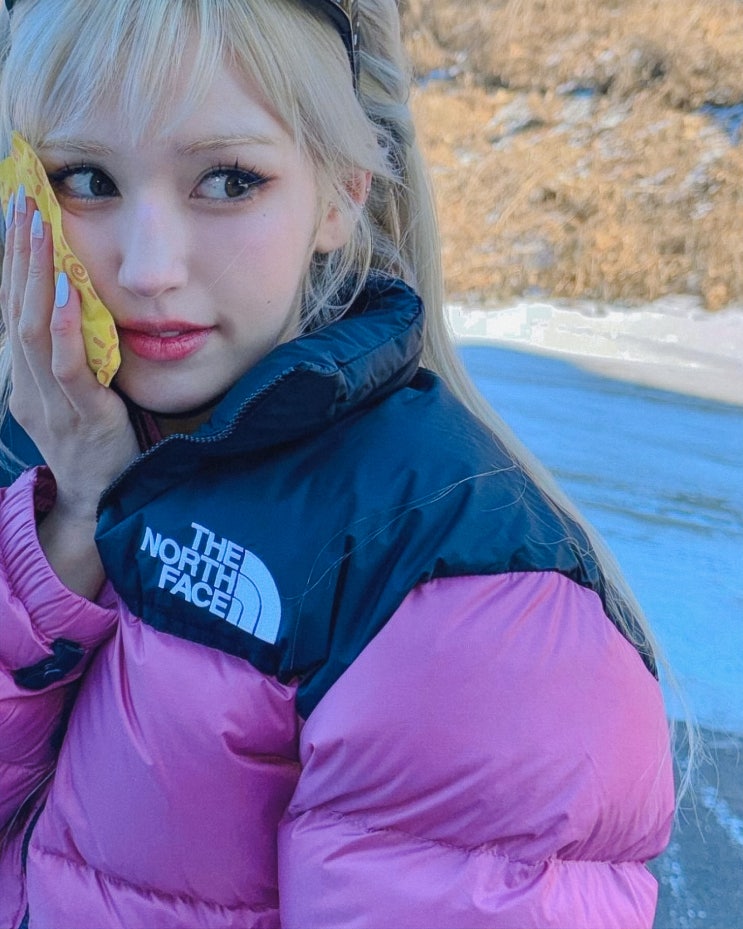  전소미 패딩 패션: 노스페이스 1996 레트로 눕시 자켓 스타일링