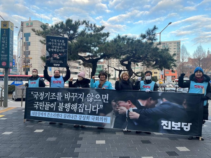 왕이 됐나?" 野, 경호원 진보당 강성희 <b>의원 끌어내기</b> 비판
