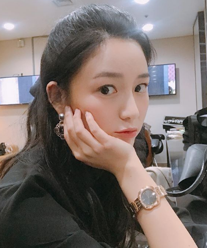  30대 여성 데일리워치로 여자 연예인들에게 인기인 명품 쥬얼리 브랜드 모브쌩의 블랙 다이얼 메탈 손목 시계 추천