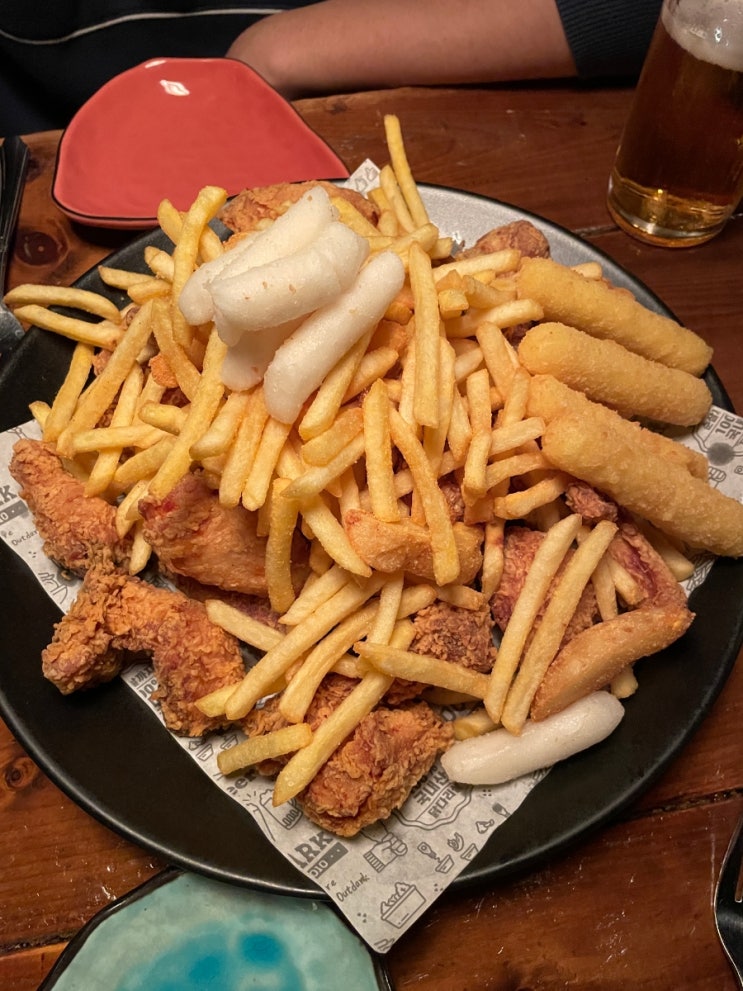  [부천시청] 치킨을 시키면 감자튀김도 같이 주는 가볍게 데이트하며 맥주마시기 좋은 치킨집 "아웃닭 부천현대점"