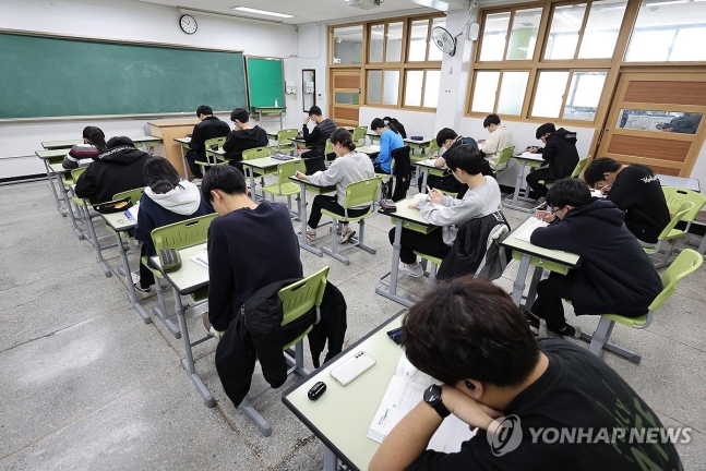 2024.1.21 학생들 "<b>정치인</b>·<b>대통령</b> 못믿어요"…<b>인플루언서</b>보다... 