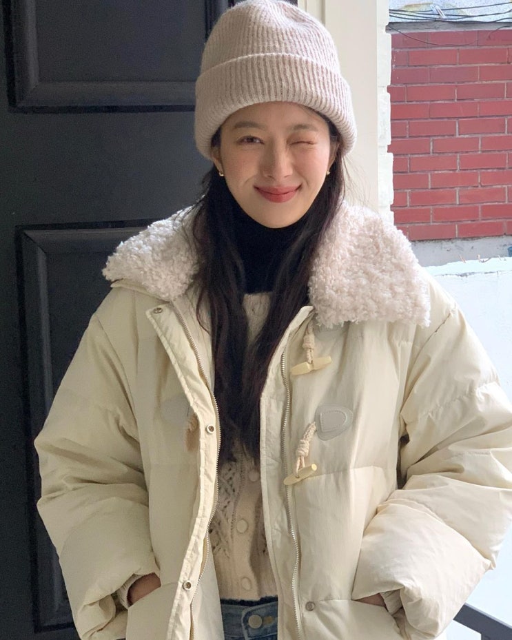  민하의 겨울 데일리룩으로 양털 카라와 떡볶이 버튼 디테일이 더해진 여자 겨울 패딩 자켓 추천