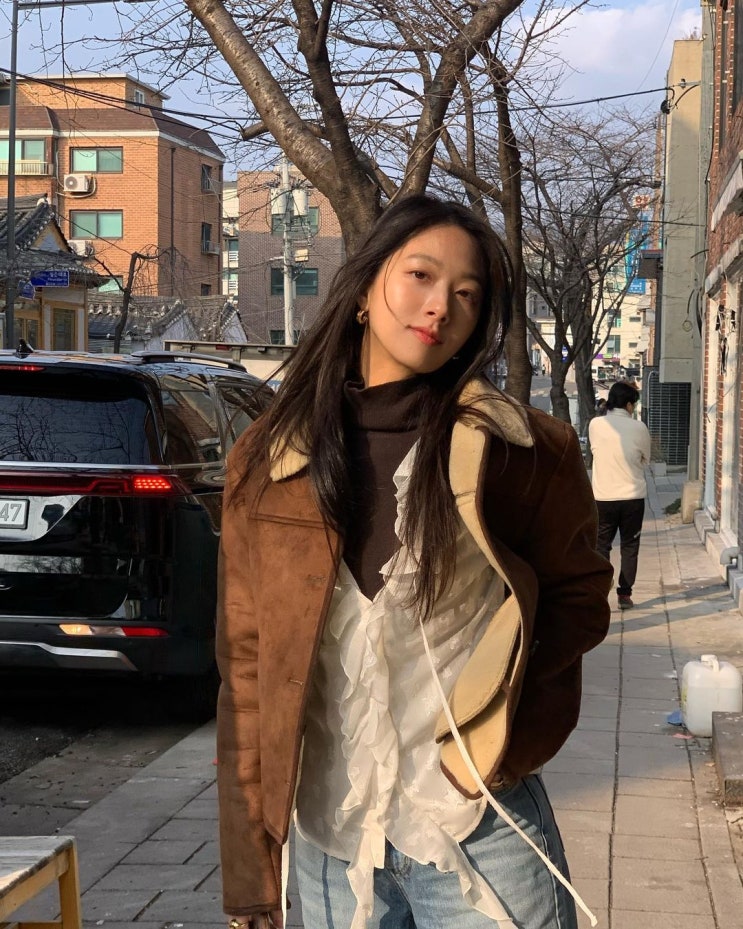 민하의 시크 뚝뚝 떨어지는 초콜릿 컬러인 비건 레더 가죽으로 구성된 스웨이드 여성 무스탕 자켓 코디 추천
