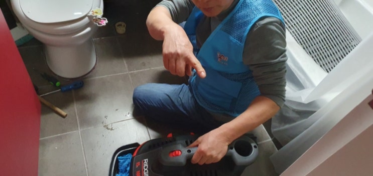  용산에서 믿고 맡길 수 있는 하수구업체, 욕실 물이 내려가지 않아요 / 욕실 하수구를 뚫어드립니다 / 파란몽키집수리 하수구막힘