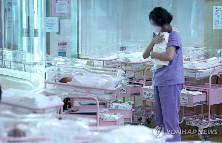 '출산율 꼴찌인데'…가족복지 공공지출, OECD 평균 한참 못 미쳐 '출산율 꼴찌인데'…가족복지 공공지출, OECD 평균 한참 못 미쳐