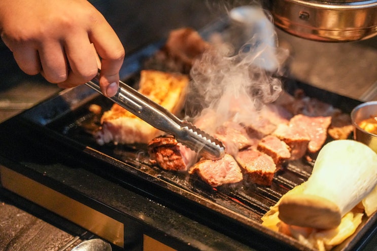 제주 웰컴투 <b>삼달리</b> 촬영지 광치기해변 - 제주도 금돗 흑돼지맛집