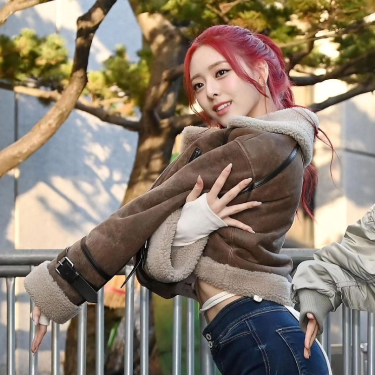  유나 뮤직뱅크 출근 패션 청바지 무스탕 셔츠 브랜드 가격 정보