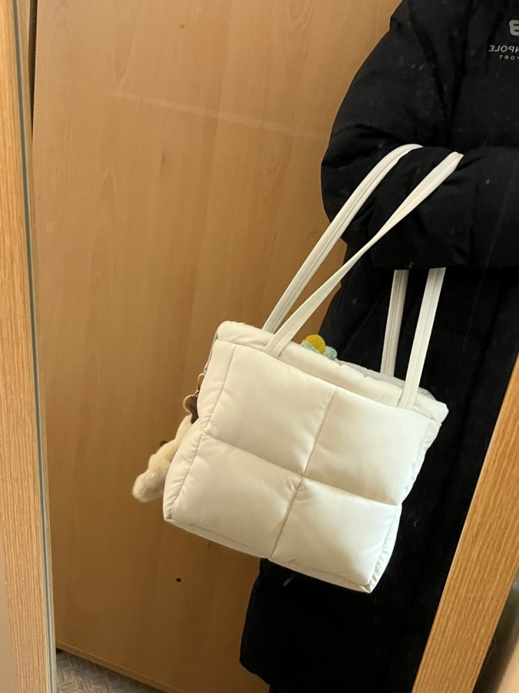  스탠드오일 가방 미니 버블백 크림색 패딩백 추천