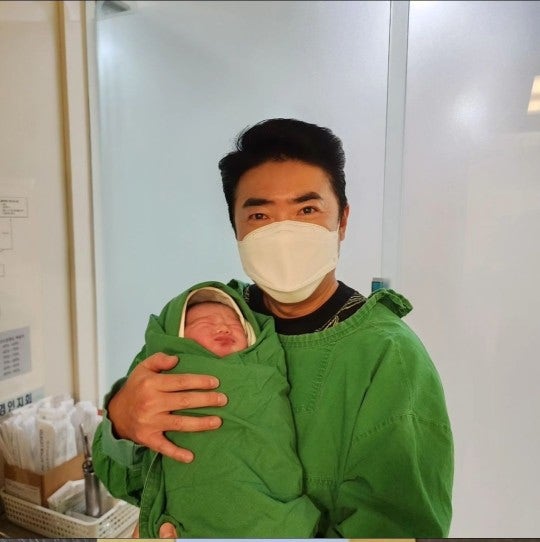 장동민 둘째 아들 득남 산부인과에서 행복하게 아내 주유진 장동민 둘째 아들 득남 산부인과에서 행복하게 아내 주유진