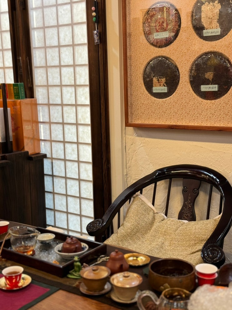 예쁜 다기와 맛있는 중국차 백차가 있는 다실 예쁜 다기와 맛있는 중국차 백차가 있는 다실