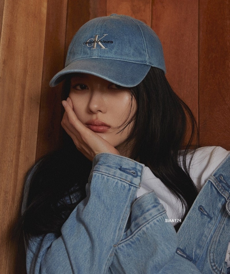 엘르 x 김유정 화보 캘빈클라인 반팔티 코디 속 청 데님자켓, 화이트 스니커즈, 여자볼캡 정....