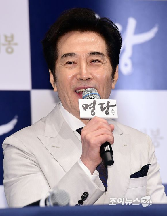 "<b>백윤식</b>, 위조 합의서 냈다"던 전 <b>연인</b> A씨, <b>무고</b> 혐의로 불구속... 