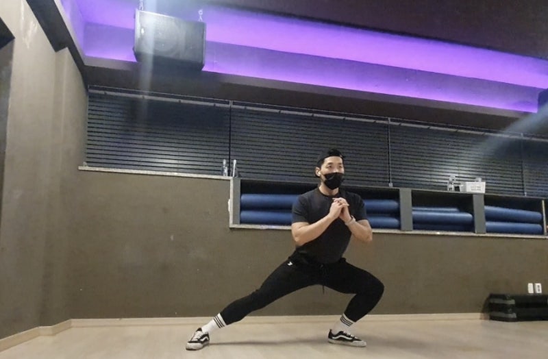 사이드 런지 자세와 효과 알고 둔근 뿌시기