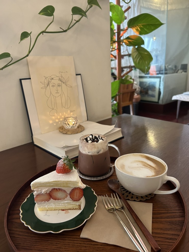 [대구-남산동] 딸기 크레이프 케이크 맛집, 호롱커피(반월당역 디저트 카페)