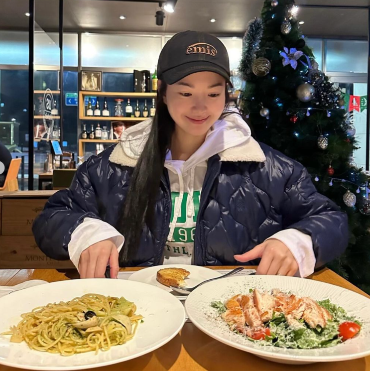  준연예인 류이서 이미스 EMIS 여자 볼캡모자, 폴로 후드티 코디 추천 브랜드 정보