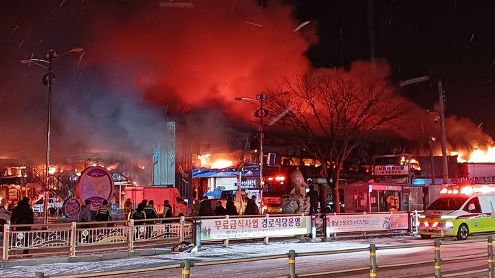충남 <b>서천특화시장</b> 화재 <b>점포</b> 277개소 전소...잔불 정리 중