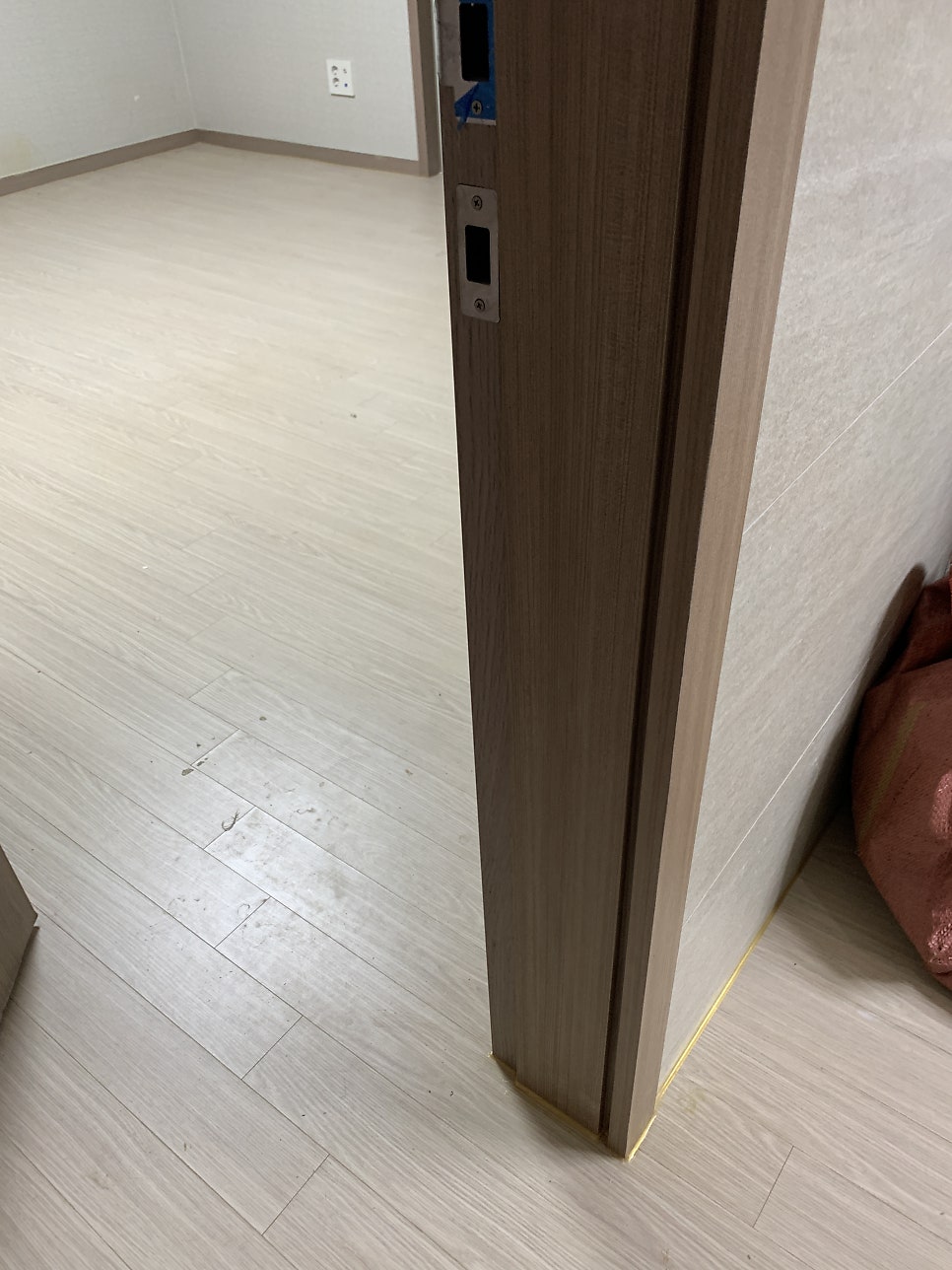 강아지오줌부식된문틀몰딩수리