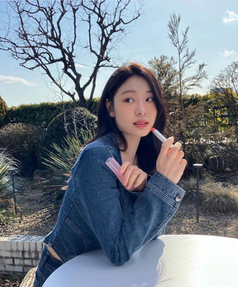 11년째 쓰고 있다는 디올 어딕트 립글로우 립밤 신상컬러 바른 김연아 청청패션 데님 블라우....