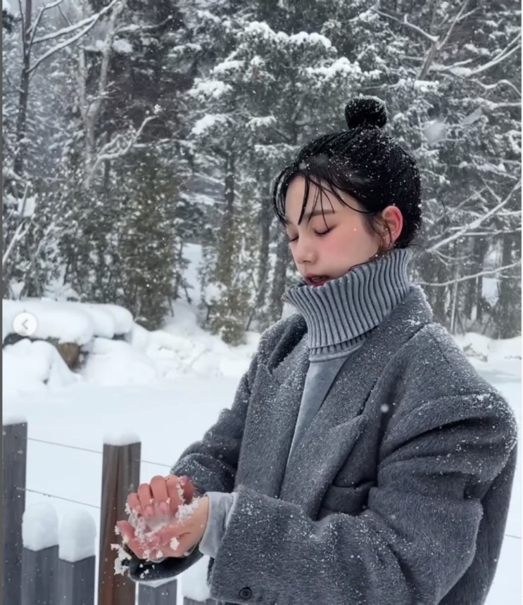 에스파 카리나, 일본 삿포로에 '눈의 여왕'이 떴다...눈사람 만들고 자랑