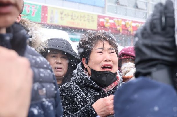 <b>서천특화시장</b> 화재 상인들 불구경 왔냐 항의 대통령실 상인... 