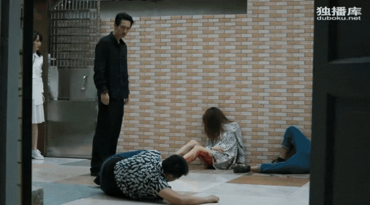  <중드 파빙행동-33화 샤오린 아기가 뱃속에서 진작에 죽어 피가 쏟아져 나오는데도 병원을 못가게 막는거냐小玲流产大出血腹中胎儿却是个死胎 >