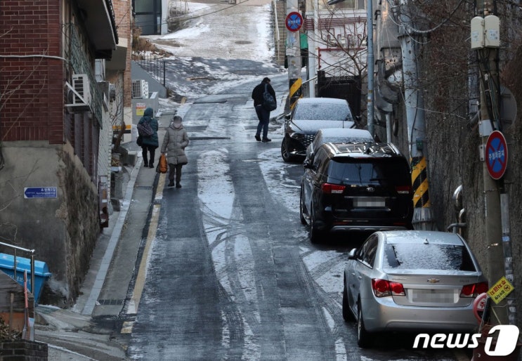 혹한·폭설에 빙판길 '꽈당'…미끄러짐 사고 배상 받을 수 있을까? 혹한·폭설에 빙판길 '꽈당'…미끄러짐 사고 배상 받을 수 있을까?