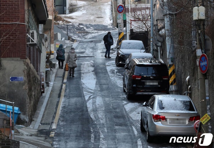 혹한·폭설에 빙판길 '꽈당'…미끄러짐 사고 배상 받을 수 있을까?