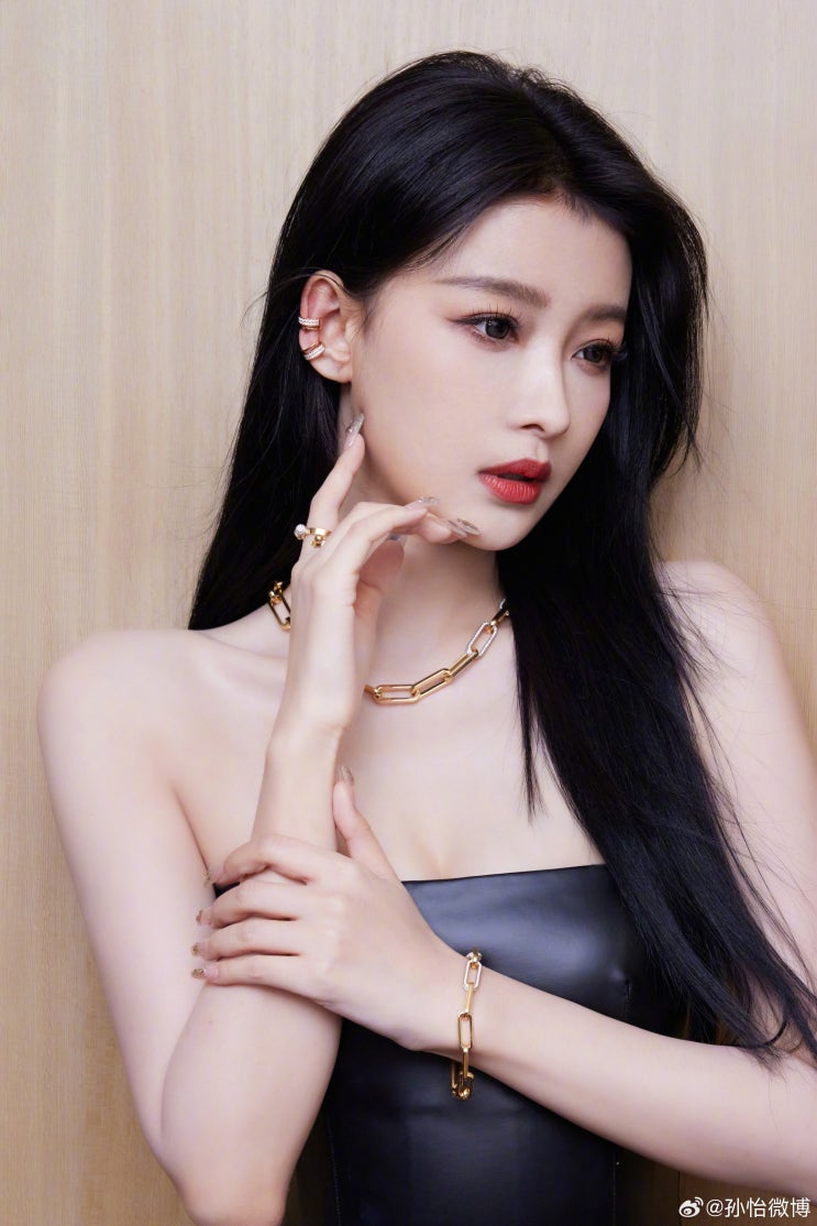  중국 배우 쑨이, 살인적인 어깨 라인으로 인형 같은 비주얼 자랑