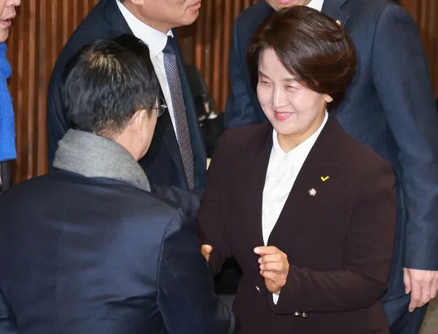 ‘기호 3번 지키기 꼼수’ <b>정의당</b> 비례 <b>이은주</b> 사직안 본회의... 