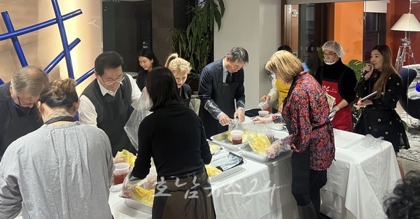  미국 뉴욕에서 개최된 남도 음식 홍보행사에서 선보인 영암 왕인식품, 남도 김치 양념에 뉴요커들 엄지척