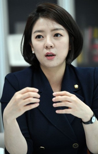 배현진 피습 돌로 머리 맞아 생명지장없어 TV에서 보기 싫었지만 이런 테러는 아니지 배현진 피습 돌로 머리 맞아 생명지장없어 TV에서 보기 싫었지만 이런 테러는 아니지