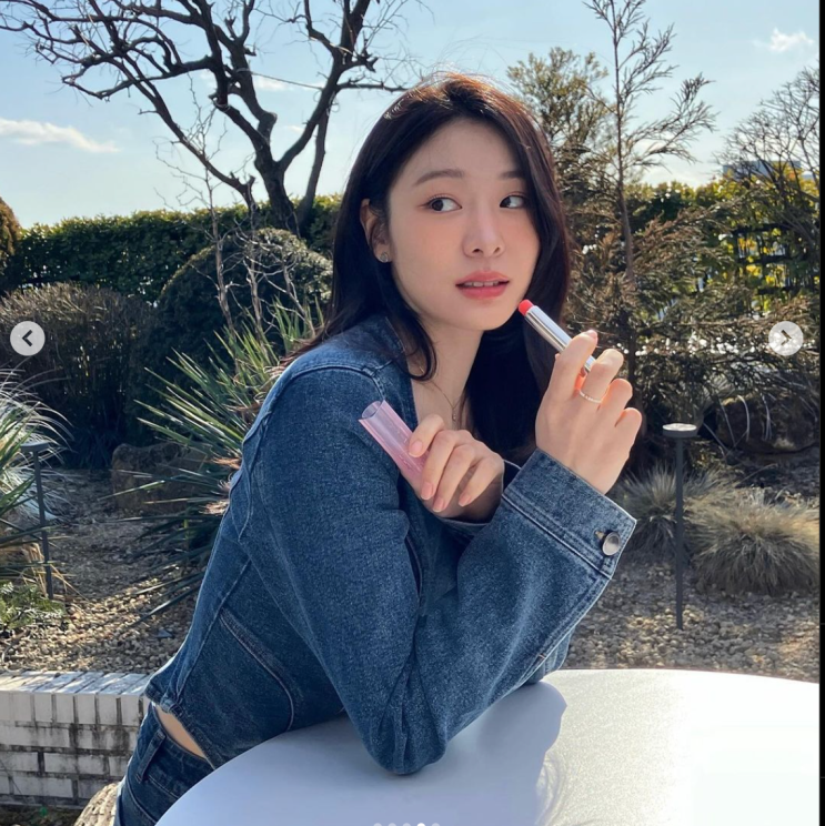  김연아 여자 청청패션 데님셋업 뷔스티에 블라우스 청바지 코디, 디올 립글로우 컬러 정보