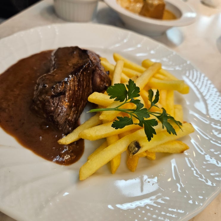 오사카 우메다 맛집 코하쿠 우메다점 프렌치 레스토랑 990엔 스테이크 오사카 우메다 맛집 코하쿠 우메다점 프렌치 레스토랑 990엔 스테이크
