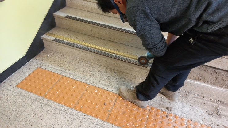  학교 도끼다시 계단 교체 테라조 부분복원 복도작업