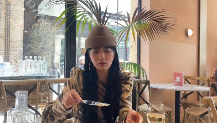  수지의 여행 사복으로 함께한 원피스에 어울리는 여성 신발로 뉴발란스 530 여자 운동화 추천