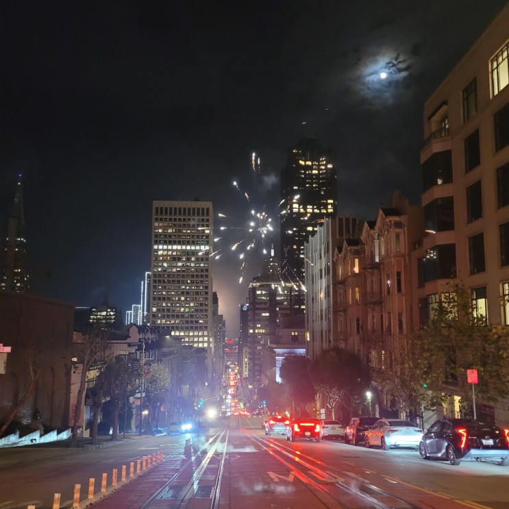 2023년의 마지막날 샌프란시스코에서 불꽃놀이를 기다리며
