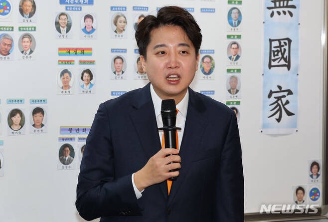 Fact] <b>이준석</b>, <b>노인</b>회장... 면전에서 "<b>노인</b> <b>무임승차</b>", 가장... 