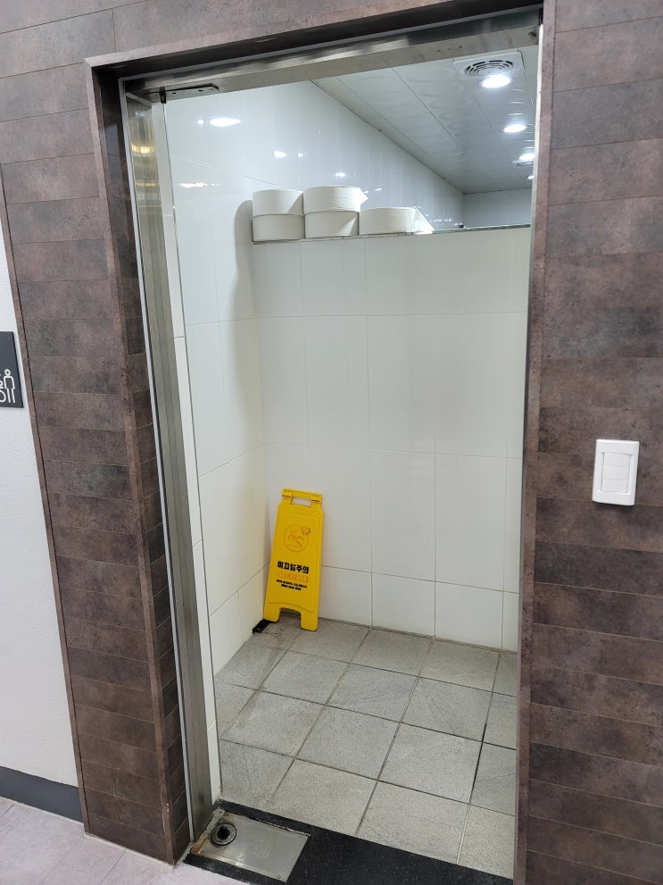<b>전주</b> 진북동 <b>교육문화회관</b> 화장실 고장나고 손상된 유리문... 