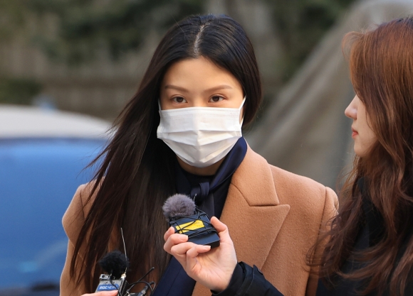 검찰, ‘<b>입시비리</b> 혐의’ 조민 징역 1년에 집행유예 3년 <b>구형</b>