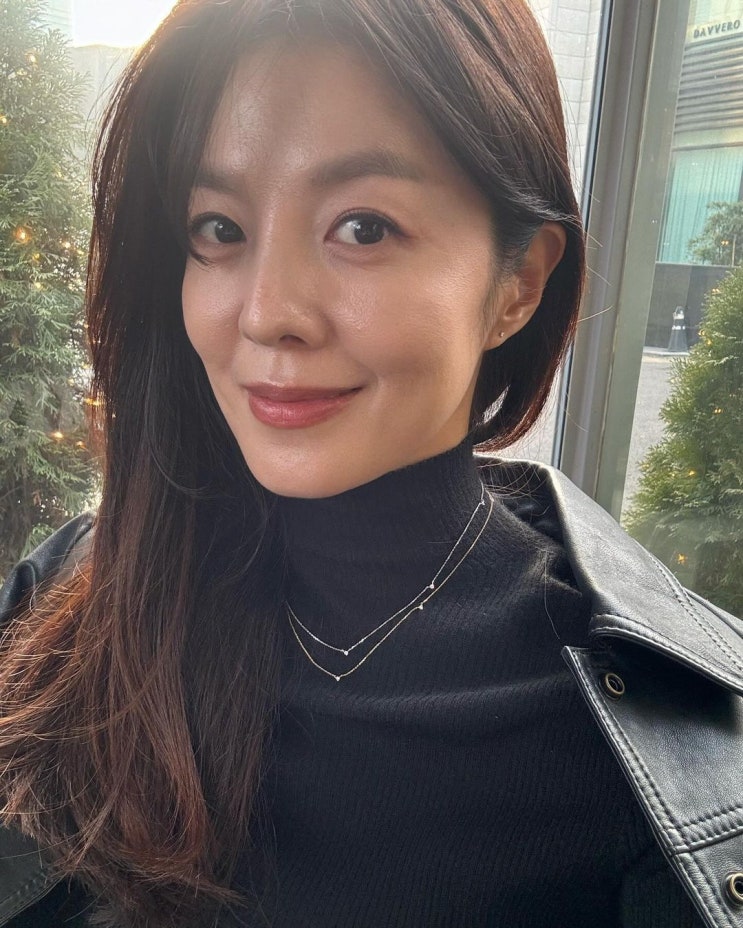  40대 엄마들의 코디로 시크하면서 통일감 있는 여자 셋업 패션으로 코치 여성 가죽 자켓 추천  w. 김성은