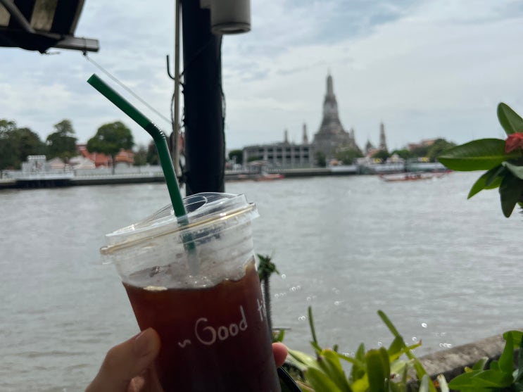  태국 방콕 왓아룬 뷰 카페 VIVI THE COFFEE PLACE 짜오프라야강 카페