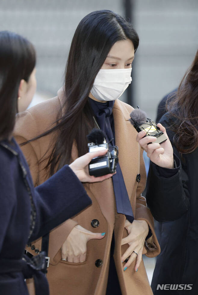 전 장관 딸 조민 <b>입시비리</b> 혐의 1심 징역1년, 집유 3년 검찰 <b>구형</b>