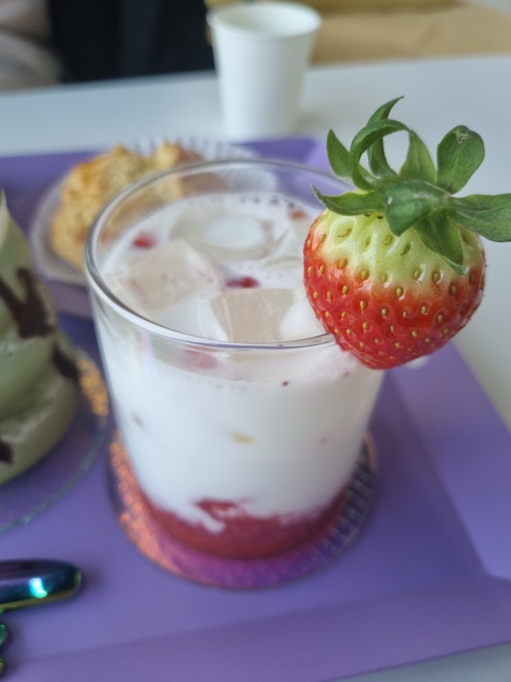  먹자먹자:-), 세종 딸기우유 맛집 커피숍!