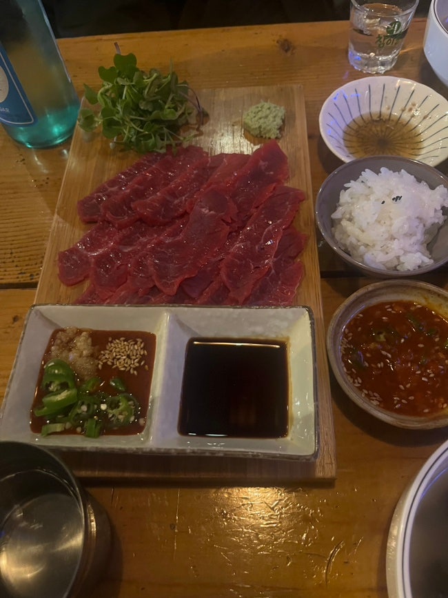 [신사/가로수길] 신사역 육회, 육사시미 주민맛집 유쾌한접시