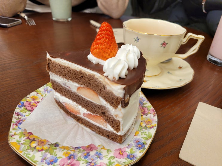  [부천 신중동] 귀여운 곰돌이와 맛있는 디저트의 감성 카페 "카페 마들렌느" 다양한 음료와 케이크 솔직 평가, 방문 후기